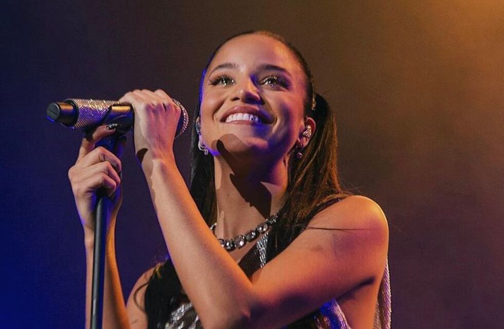 Al rojo vivo: Emilia Mernes desató la pasión en Instagram con un vestido infartante