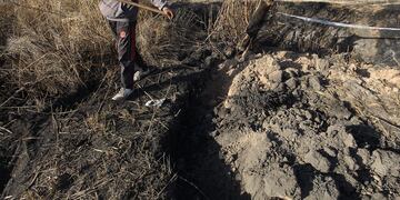 Los vecinos no ocultan su sorpresa ante el humo que surge debajo de la tierra y las altas temperaturas.