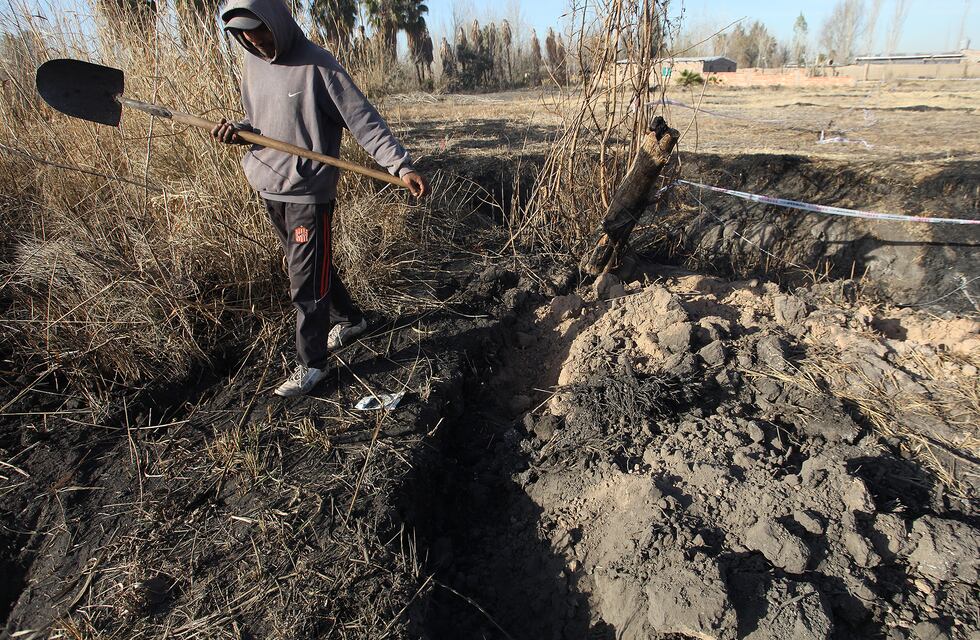 Desde abajo de la tierra, en Mendoza, desde hace meses que sale humo y la temperatura alcanza los 300
