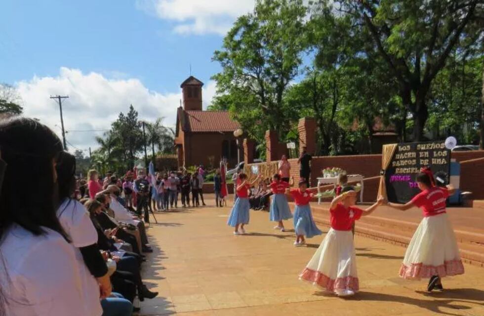 Puerto Libertad: realizaron un acto en conmemoración del día del maestro en la plaza San Martín