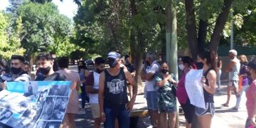 Amigos y familiares de Gastón Arce, el joven de 19 años asesinado de una puñalada en navidad, se manifestaron frente a la Comisaría 47ª de Luján de Cuyo. Piden justicia y que el acusado, Lucas Villa, sea trasladado a la cárcel.