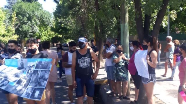 Amigos y familiares de Gastón Arce, el joven de 19 años asesinado de una puñalada en navidad, se manifestaron frente a la Comisaría 47ª de Luján de Cuyo. Piden justicia y que el acusado, Lucas Villa, sea trasladado a la cárcel.