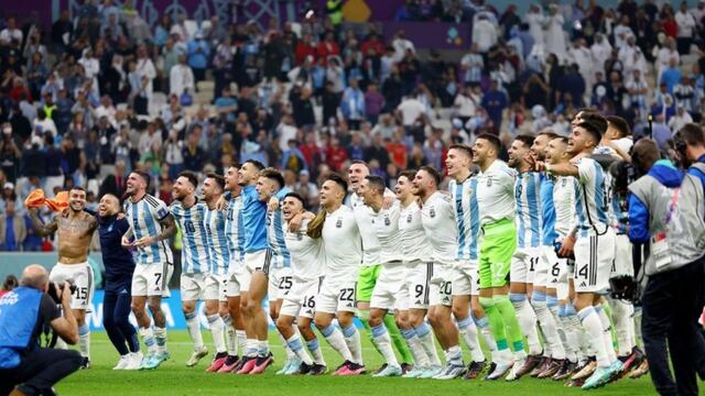 El festejo de la Selección Argentina con los hinchas en Qatar.