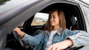 El gesto de manejar con el codo afuera es uno de los más reconocibles entre los conductores en las calles y rutas.