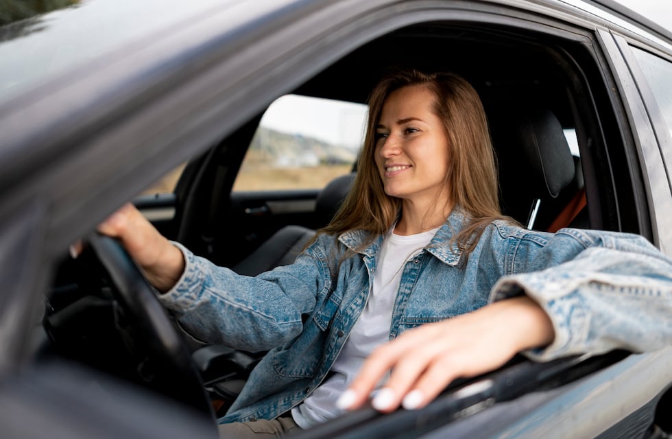 Qué dice la psicología sobre las personas ponen un codo afuera para manejar
