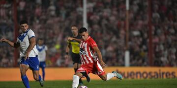 Santiago Rodríguez fue el que más buscó e intentó en Instituto, que derrotó 1-0 a Vélez en Alta Córdoba. (Facundo Luque / La Voz)