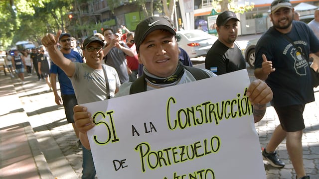Ojeda arma un caravanazo a la Casa rosada para pedir por la construcción del dique Portezuelo del Viento. Archivo. Orlando Pelichotti