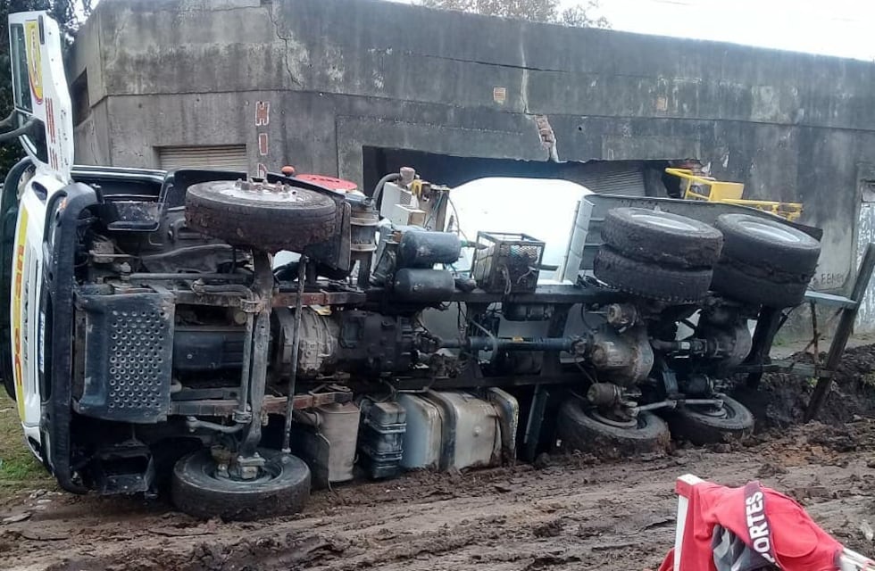 Un camión perdió el control y termino volcado en una vivienda