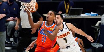 Facu recuperó y metió un tremendo pase entre las piernas para asistir a su compañero Monte Harris. (Foto: David Zalubowski/AP)