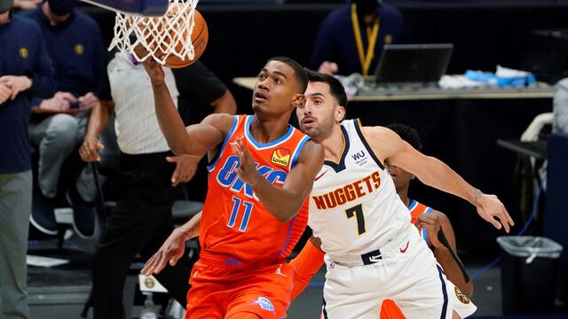 Facu recuperó y metió un tremendo pase entre las piernas para asistir a su compañero Monte Harris. (Foto: David Zalubowski/AP)