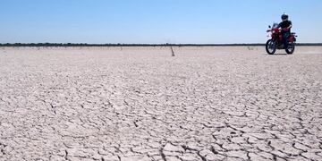 El espejo de agua de Laguna Paiva se secó por la extrema sequía que azota a la región.