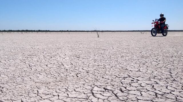 El espejo de agua de Laguna Paiva se secó por la extrema sequía que azota a la región.