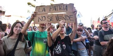 "No al avance sobre los derechos del pueblo" y "No al DNU", los postulados de la marcha.