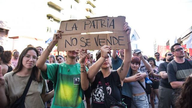 "No al avance sobre los derechos del pueblo" y "No al DNU", los postulados de la marcha.