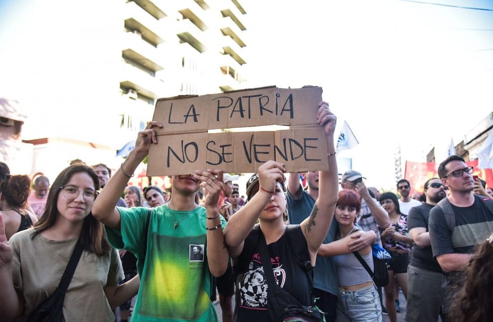 Bajo la consigna de “No al DNU”, la marcha contra el decreto de Milei se replicó en Paraná