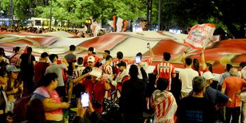 Instituto. Festejos y banderazo de hinchas en el Patio Olmos. (José Gabriel Hérnandez / La Voz)
