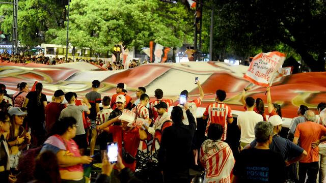 Instituto. Festejos y banderazo de hinchas en el Patio Olmos. (José Gabriel Hérnandez / La Voz)