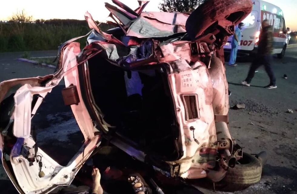 Iban siete en un auto, volcaron en la Autopista Rosario - Santa Fe y murieron tres