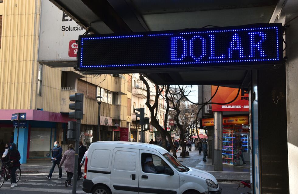 Dólar: después de las PASO, el “blue” cedió tres pesos y cayó a $182