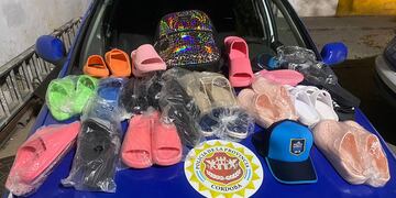 Secuestraron más de 40 pares de ojotas de la mochila de una pareja.