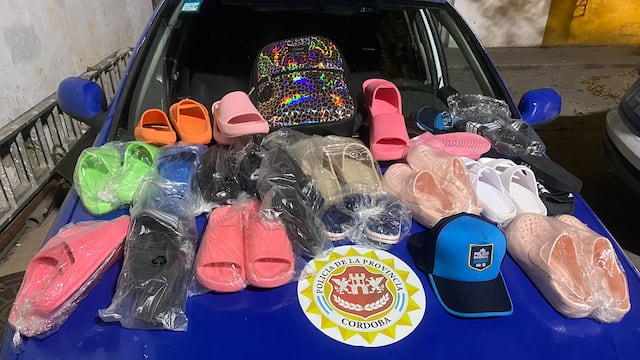 Secuestraron más de 40 pares de ojotas de la mochila de una pareja.