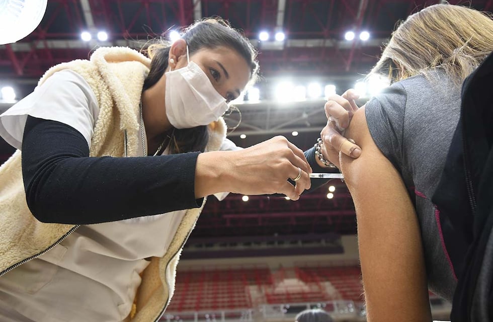 Coronavirus: un informe constata que de marzo a mayo se acumularon millones de vacunas sin aplicar en Argentina