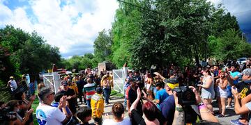 Con aplausos y carteles la comunidad recibió a los bomberos que fueron a Corrientes a combatir el fuego.