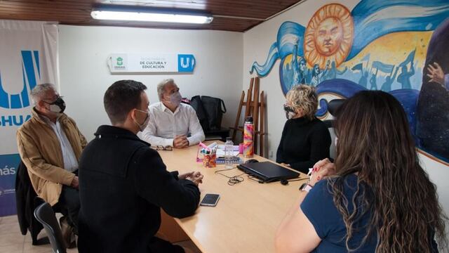 Daniele y Calderón evaluaron el trabajo de Cultura y Educación en el marco de la visita del Jefe de Gabinete del Municipio a la Casa de la Cultura.