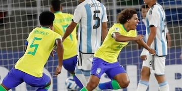 Guilherme Biro Mafra de Brasil celebra un gol.