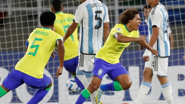 Guilherme Biro Mafra de Brasil celebra un gol.