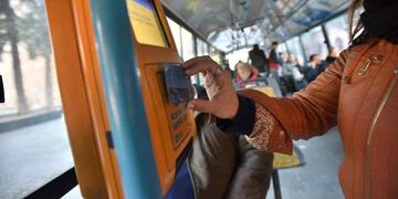 Cómo es la nueva modalidad de estafa que puede afectar a los usuarios de Red Bus. (La Voz / Archivo)
