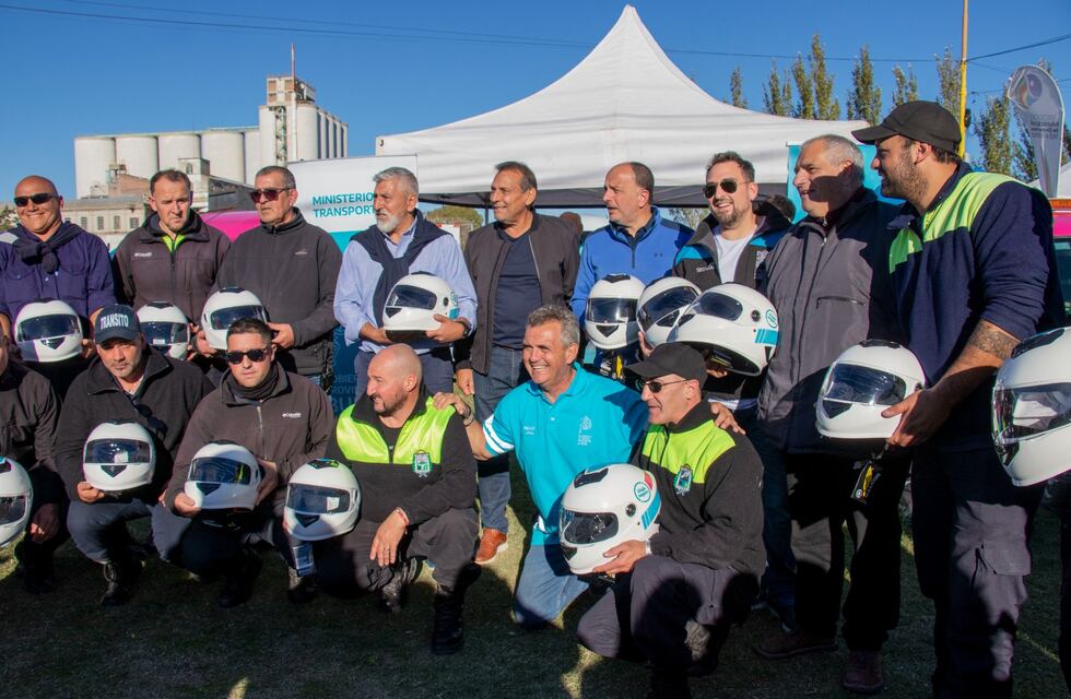 Tres Arroyos: entregaron cascos de protección al personal de Tránsito municipal