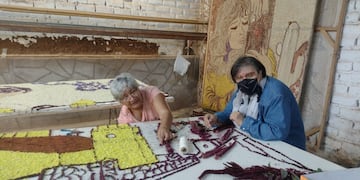 En Tilcara, la Semana Santa toma un tono diferente, recreando las escenas de la pasión de Jesucristo en enormes cuadros conocidos como "ermitas", realizados íntegramente con flores, semillas, frutos e incluso tierra de colores.