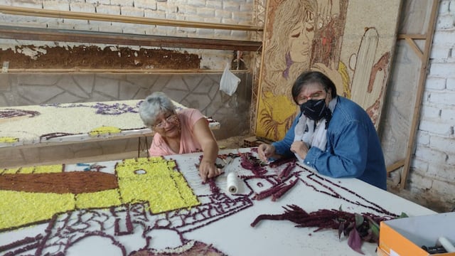 En Tilcara, la Semana Santa toma un tono diferente, recreando las escenas de la pasión de Jesucristo en enormes cuadros conocidos como "ermitas", realizados íntegramente con flores, semillas, frutos e incluso tierra de colores.