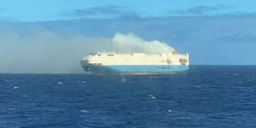 El barco incendiado llevaba miles de autos de lujo