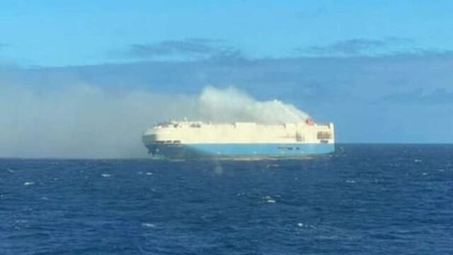 El barco incendiado llevaba miles de autos de lujo
