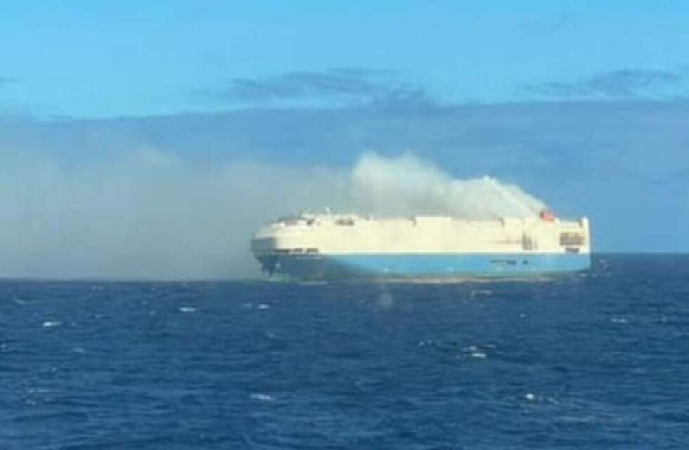 Video: se incendió un barco con 4 mil autos Porsche, Lamborghini, Audi y Bugatti