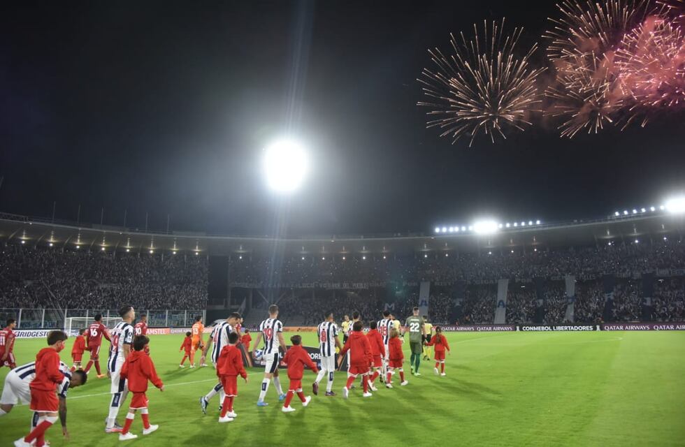 Video: Talleres iluminó otra noche copera en el Kempes, ante el Sporting Cristal