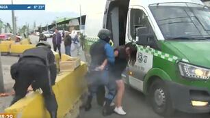 La mujer dispara contra los guardias de seguridad.