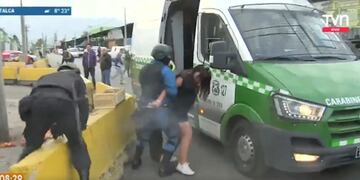La mujer dispara contra los guardias de seguridad.
