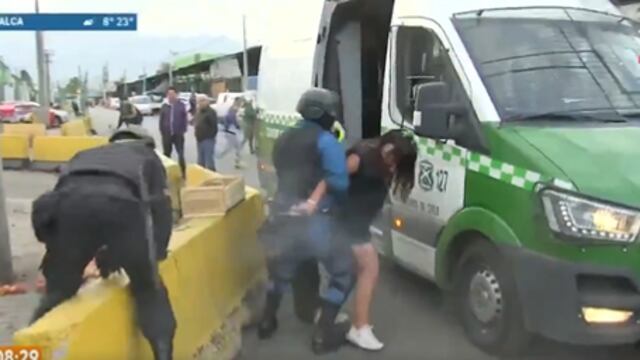 La mujer dispara contra los guardias de seguridad.