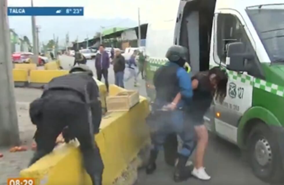 Una mujer que estaba siendo arrestada le quitó el arma al guardia y comenzó a disparar contra todos