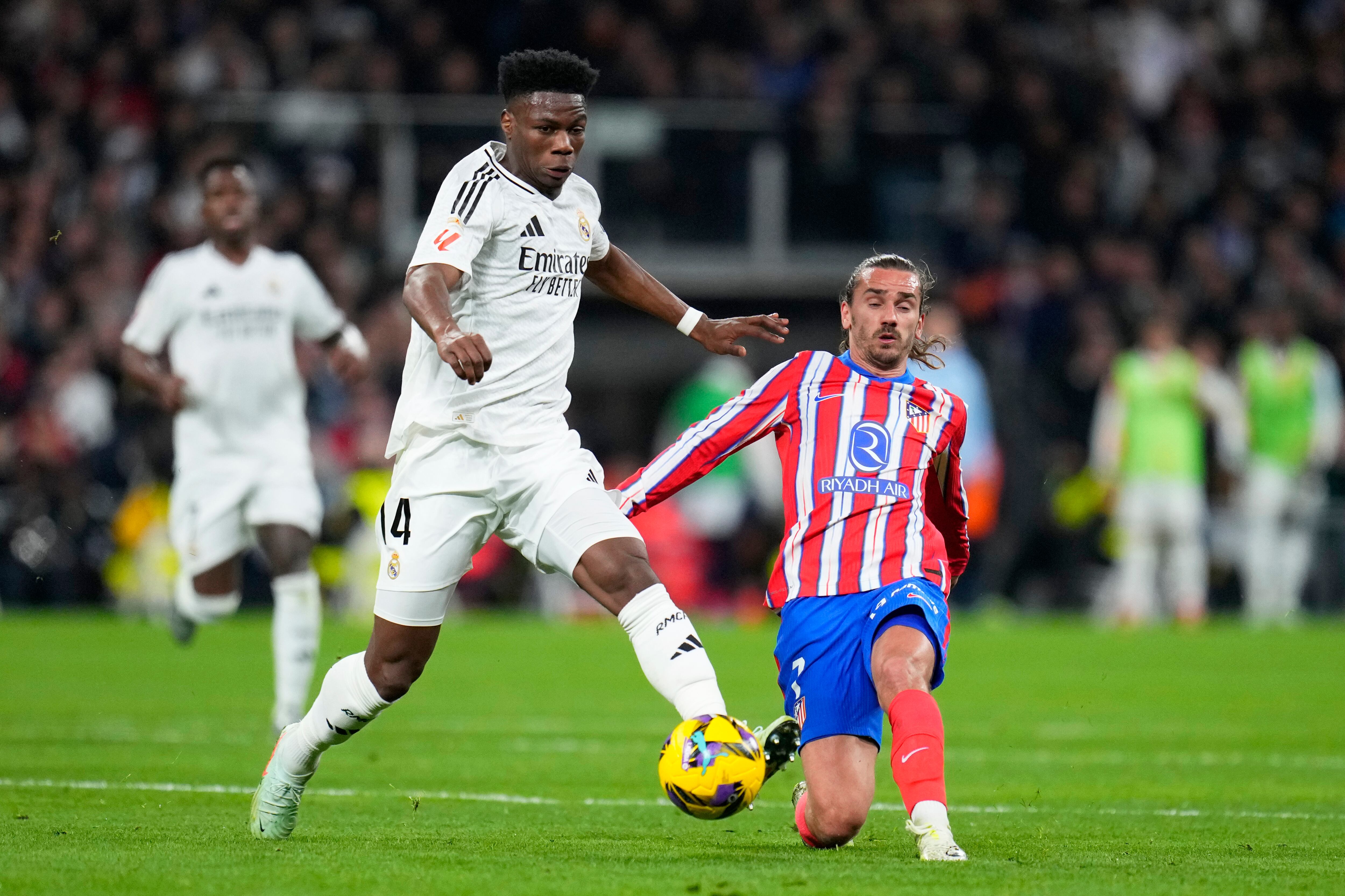 Aurelien Tchouameni del Real Madrid controla el balón frente a Antoine Griezmann del Atlético de Madrid en el encuentro de la liga española el sábado 8 de febrero del 2025. (AP Foto/Manu Fernandez)