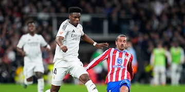 Aurelien Tchouameni del Real Madrid controla el balón frente a Antoine Griezmann del Atlético de Madrid en el encuentro de la liga española el sábado 8 de febrero del 2025. (AP Foto/Manu Fernandez)