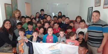 Estudiantes de Bajo Hondo grabaron una canción en una radio puntaltense