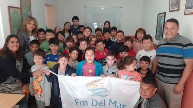 Estudiantes de Bajo Hondo grabaron una canción en una radio puntaltense