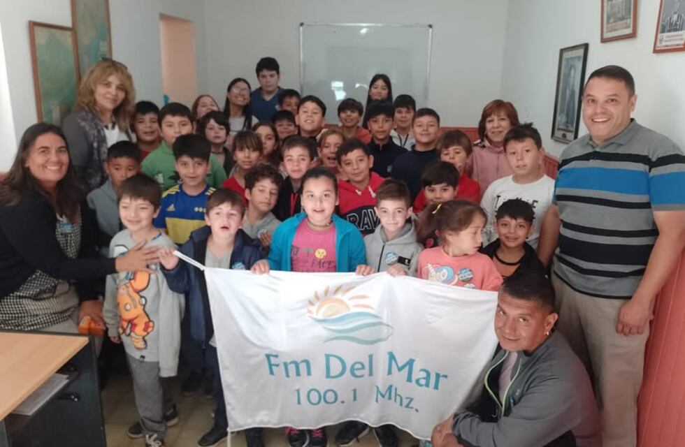 Estudiantes de Bajo Hondo grabaron una canción en una radio puntaltense