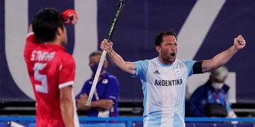 El defensor argentino Pedro Ibarra celebra después de que Argentina derrotara a Japón en hockey sobre césped masculino. (AP)