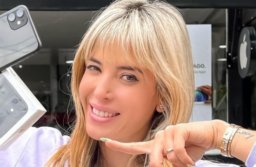 Jesica Cirio bailó al ritmo de Lali en body azul y rodeada de luces neón