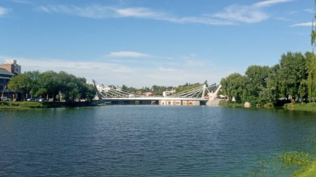 Villa Carlos Paz, a lo lejos, el puente peatonal "Centenario".
